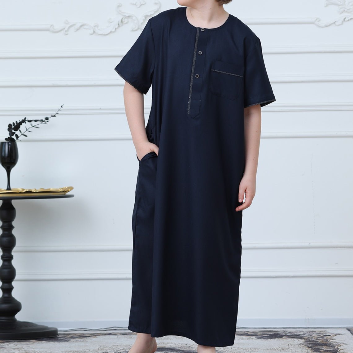 Thobe manches courtes bleu marine pour garçon avec poche poitrine (MKB022)