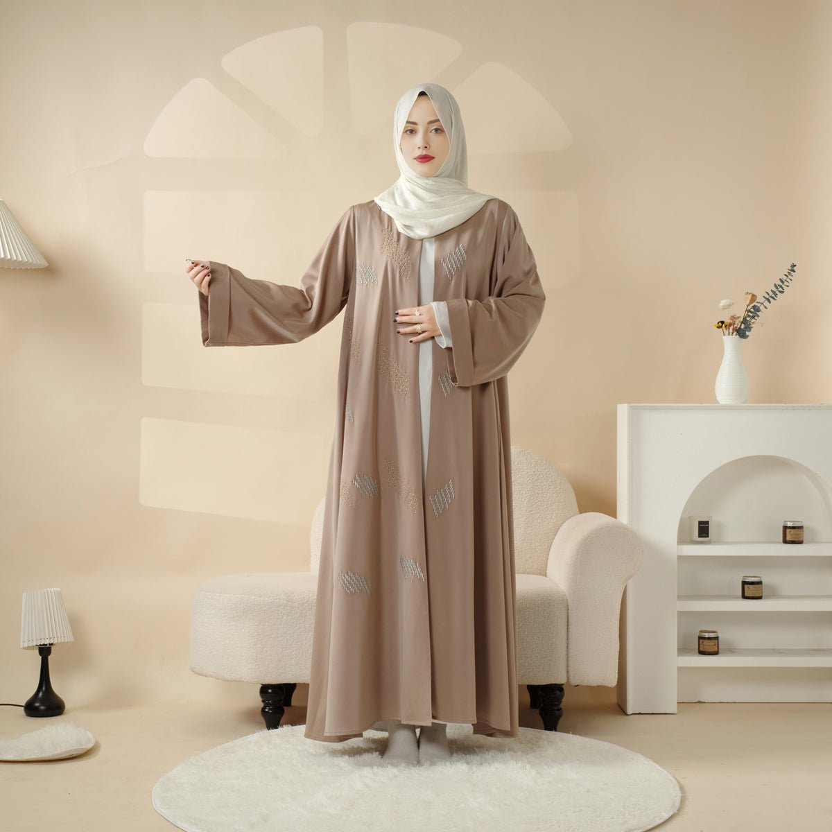 Abaya avec broderie 3D et perles géométriques. Abaya ouverte avec broderie 3D (MOA085)