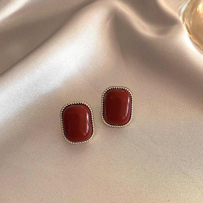 Boucles d'Oreilles Clous Perle Rouge Vin Vintage (MAC466)