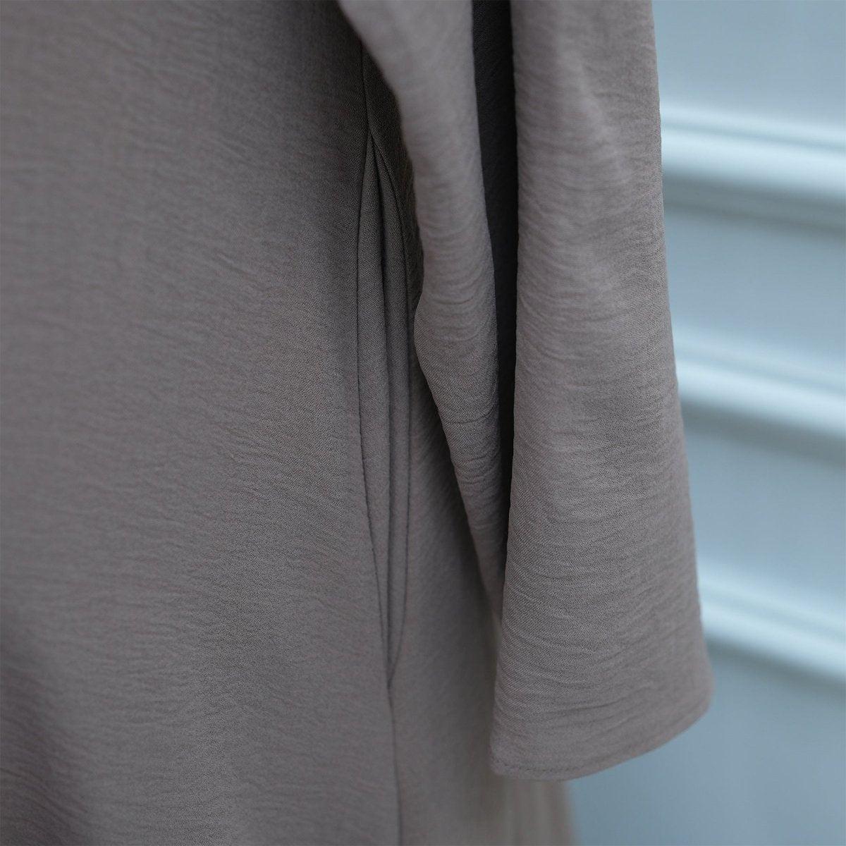Robe à capuche froissée en soie glacée avec poches (MA393)