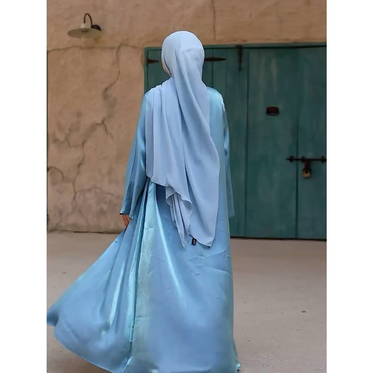 Abaya Cardigan Mirage du Désert | Abaya en Soie Bleu-Vert Dégradé avec Manches Cloche (MOA204)