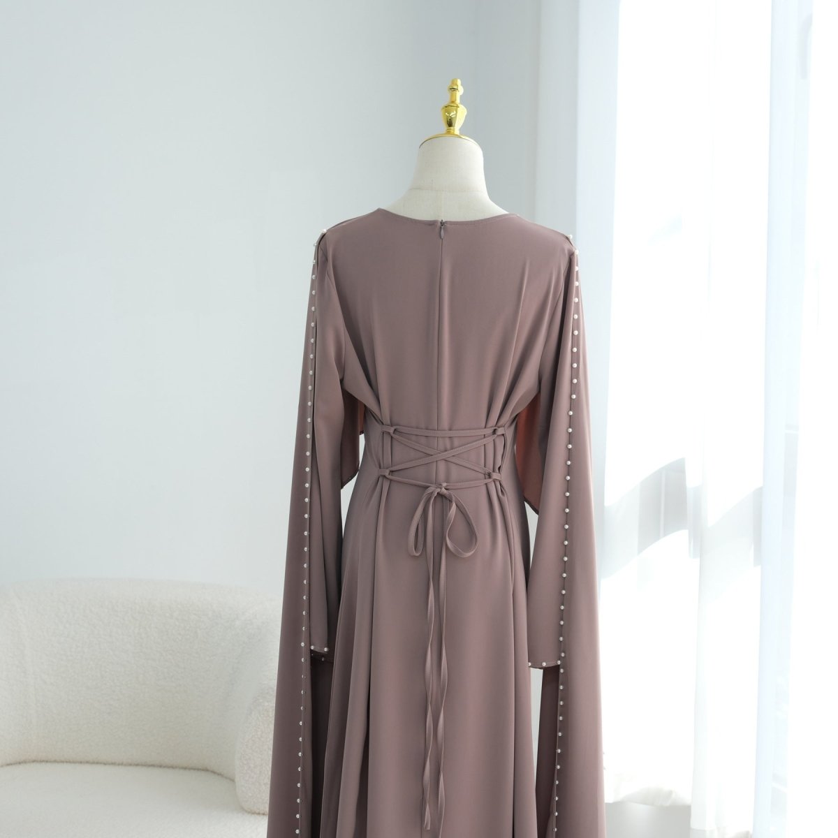 Robe Maxi Nida à Manches Cape et Perles Brodées à la Main (MS439)