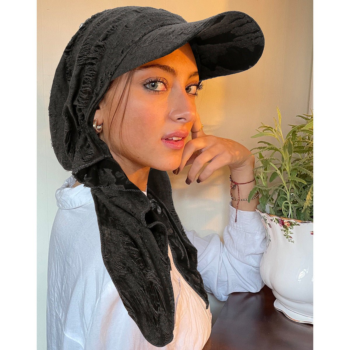 Casquette de baseball tendance multicolore pour femme – Bonnet bohème à bords effilochés avec détail plume (MH113)