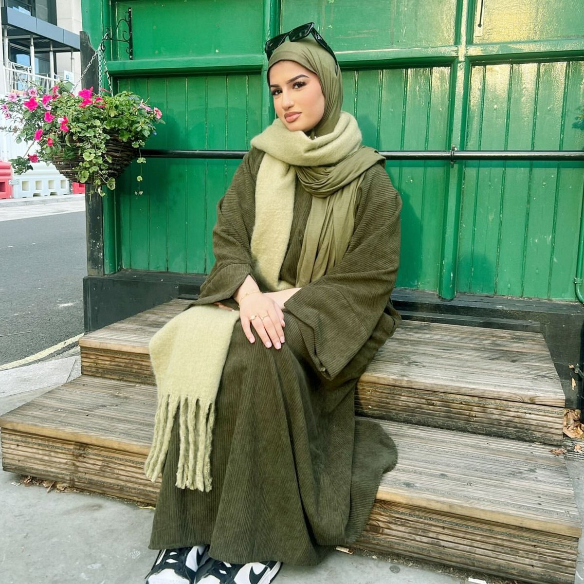 Abaya en velours côtelé unie et simple | Abaya modeste chaude en velours côtelé pour l'automne ou l'hiver (MA129)