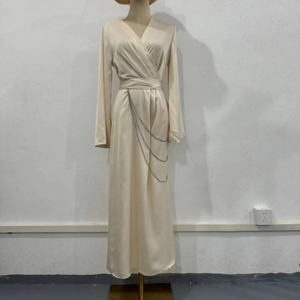 Robe Abaya Maxi Élégante en Satin avec Chaînes de Taille, Col en V, Manches Longues, Couleur Unie (MA204)
