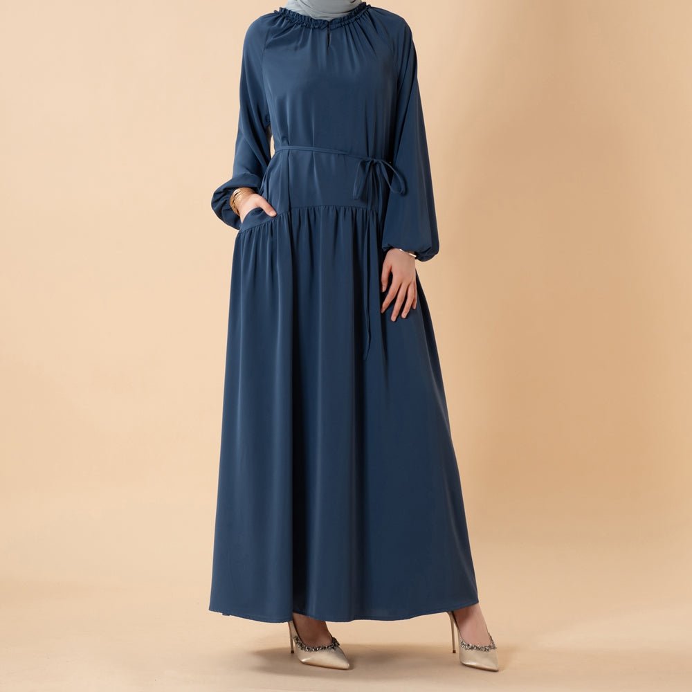 Robe maxi plissée coupe décontractée avec finition volantée et ceinture nouée (MA424)