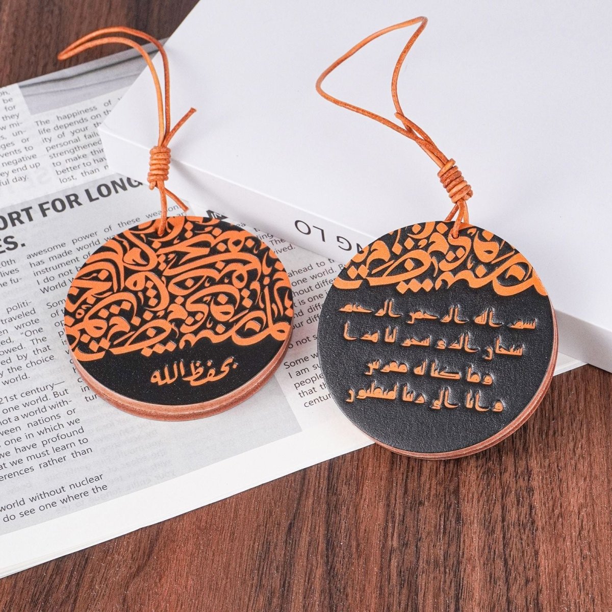 Suspension de rétroviseur islamique artisanale | Ornement de voiture islamique en cuir premium avec motif géométrique (MAC260)