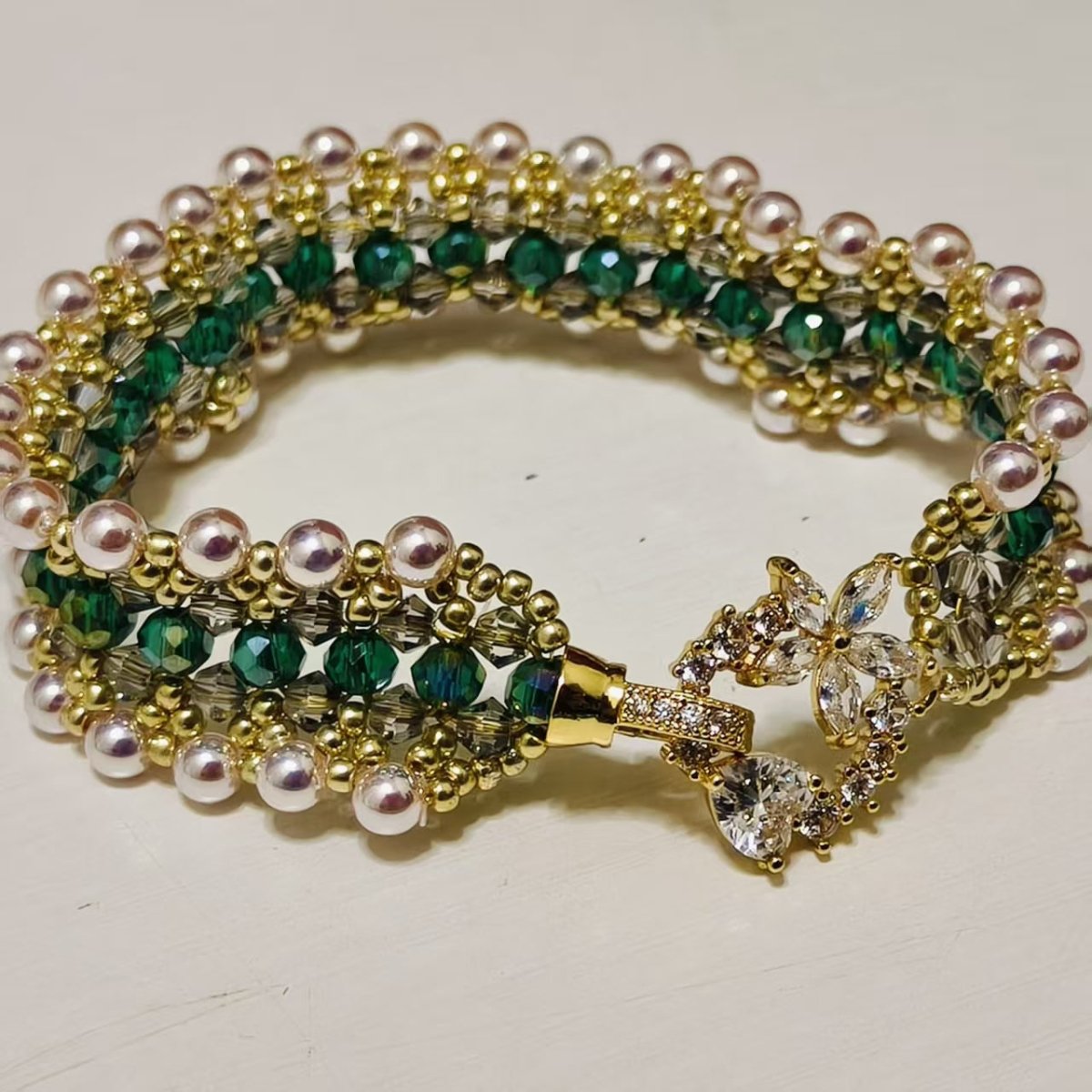 Bracelet floral en cristal fait main | Bijou étincelant à forte présence | Accessoire élégant inspiré de l'art pour femmes (MAC348)