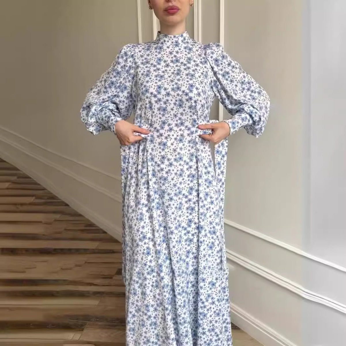 Robe Maxi en Satin Fleuri Printanier | Robe à Col Montant et Manches Bouffantes avec Ceinture Ajustable - Imprimé Botanique Bleu et Blanc (MA236)