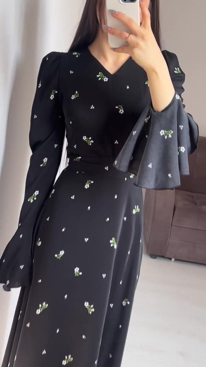 Robe Abaya Modeste Col en V Boho en Mousseline, Motif Floral Noir, Manches Cloche Fleur de Lotus Évasées (MA202)