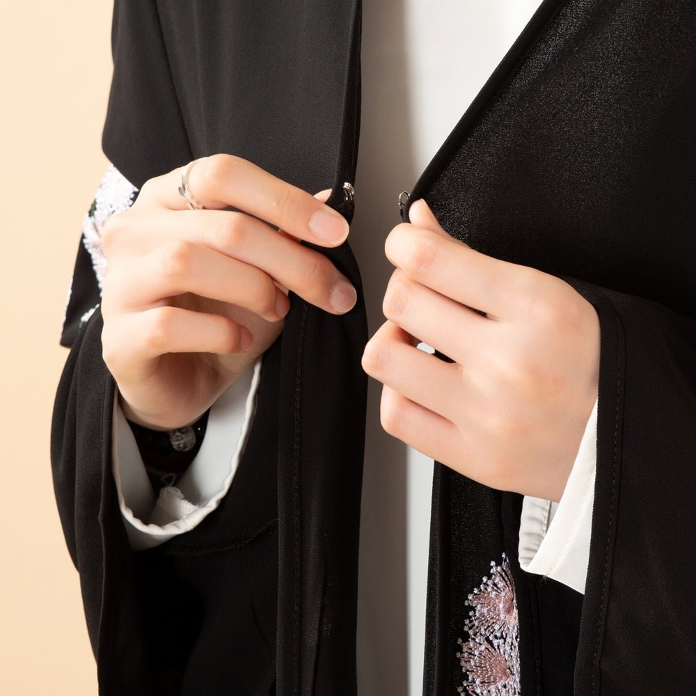 Abaya ouverte en mousseline double épaisseur, brodée de motifs floraux de luxe (MOA308)