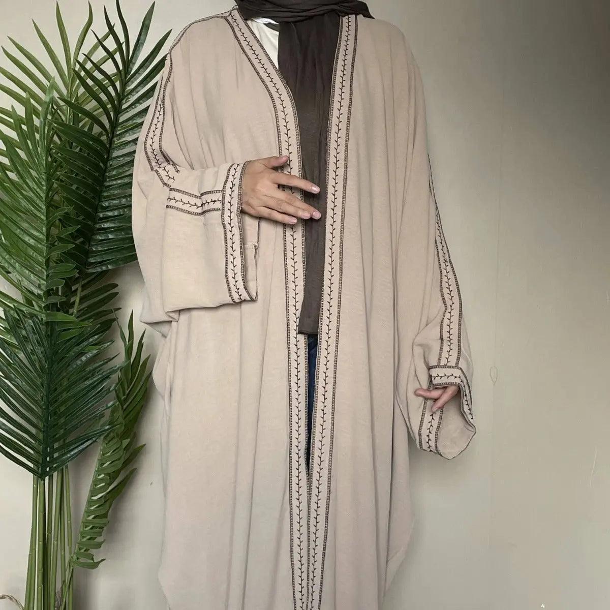 Abaya ouverte à manches chauve-souris avec broderie (MOA015)