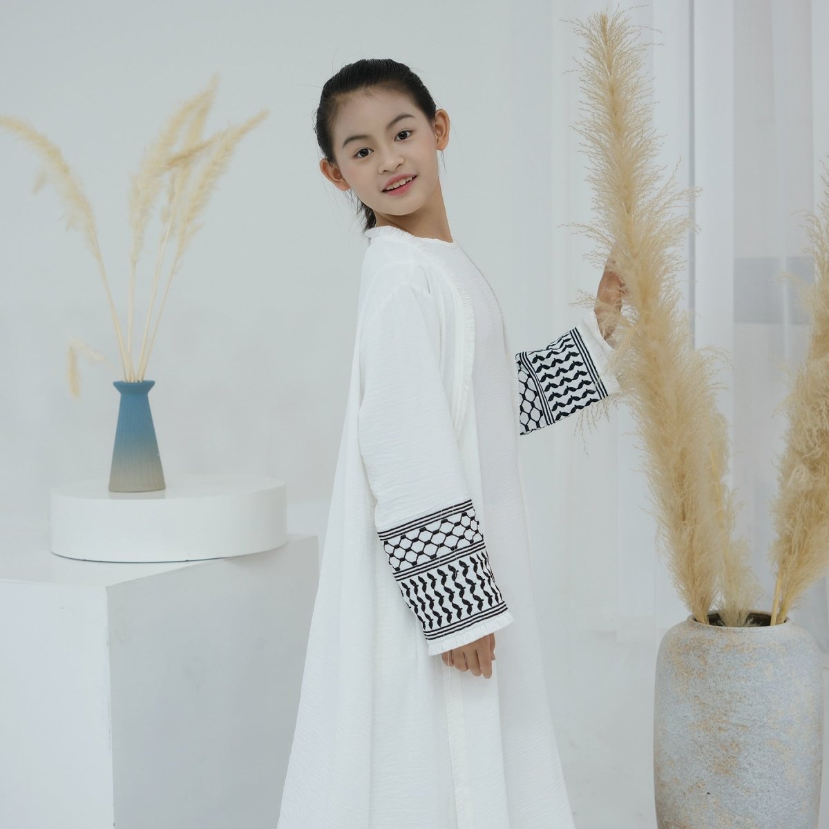 Abaya enfant Keffiyeh à pompons brodés (MKG014)