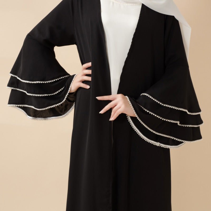Cardigan modeste noir avec robe abaya à manchettes perlées et manches superposées, design élégant (MOA136)