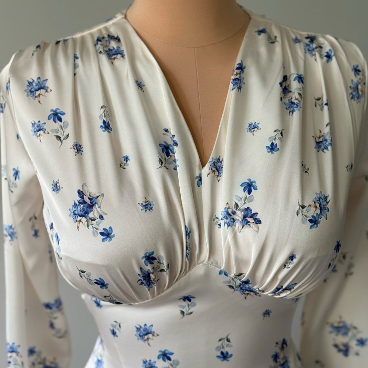 Robe longue en satin imprimé floral avec col en V (MS378)