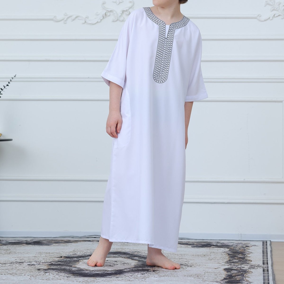 Thobe islamique noir avec bordure géométrique (MKB018)