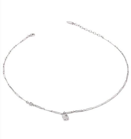 Collier pendentif carré plaqué laiton doré à l'or fin 18K, style luxe discret, orné de zircons (MAC073)