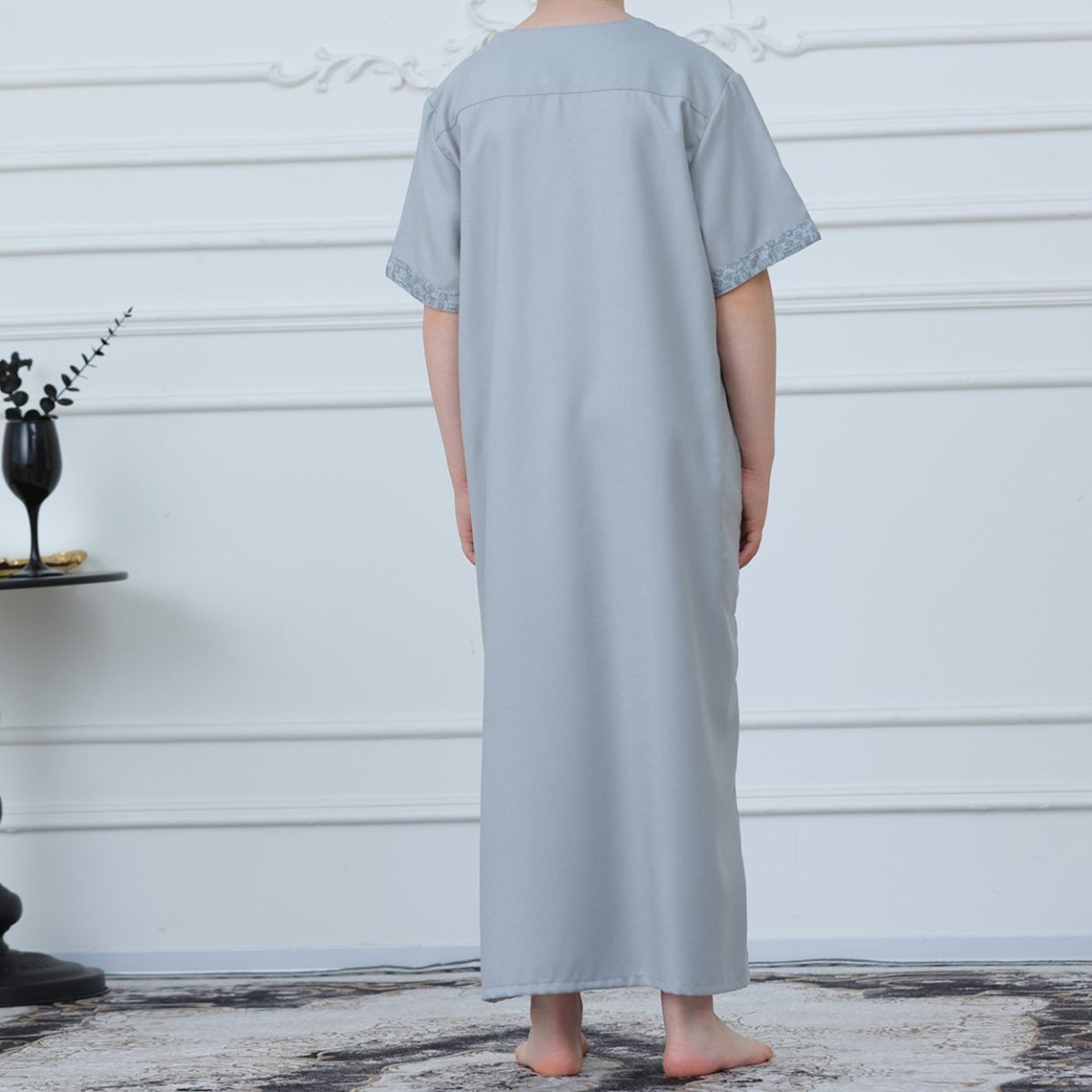 Thobe garçon gris clair à manches courtes brodé (MKB020)