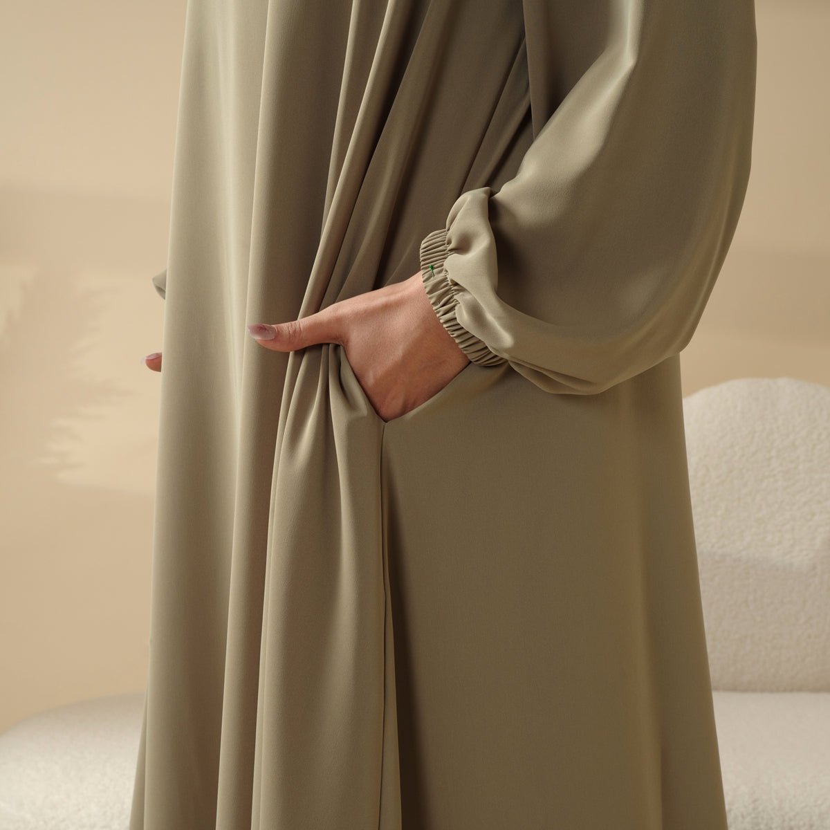 Abaya Essentielle Coupe Parapluie avec Poches Polyvalentes Premium (UKMA113)