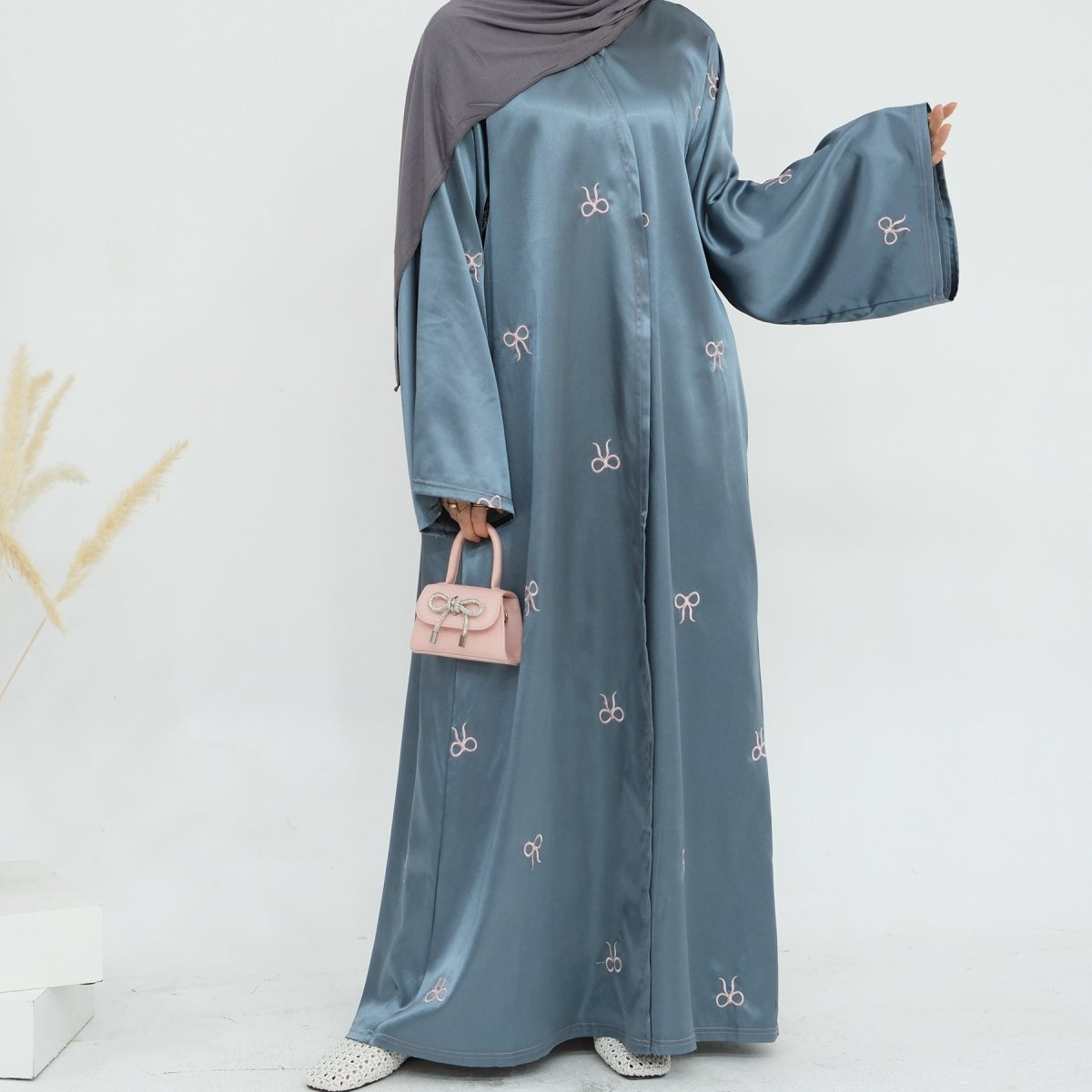 Abaya Ouverte Brillante Brodée avec Nœud (MOA102)