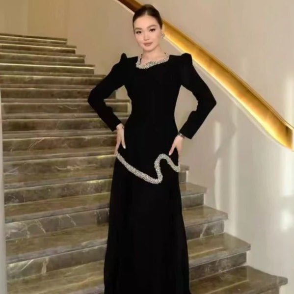 Robe Abaya Plissée Élégante avec Col et Taille Ornés de Diamants | Robe Maxi Musulmane Modeste avec Détail de Bride au Dos (MA294)