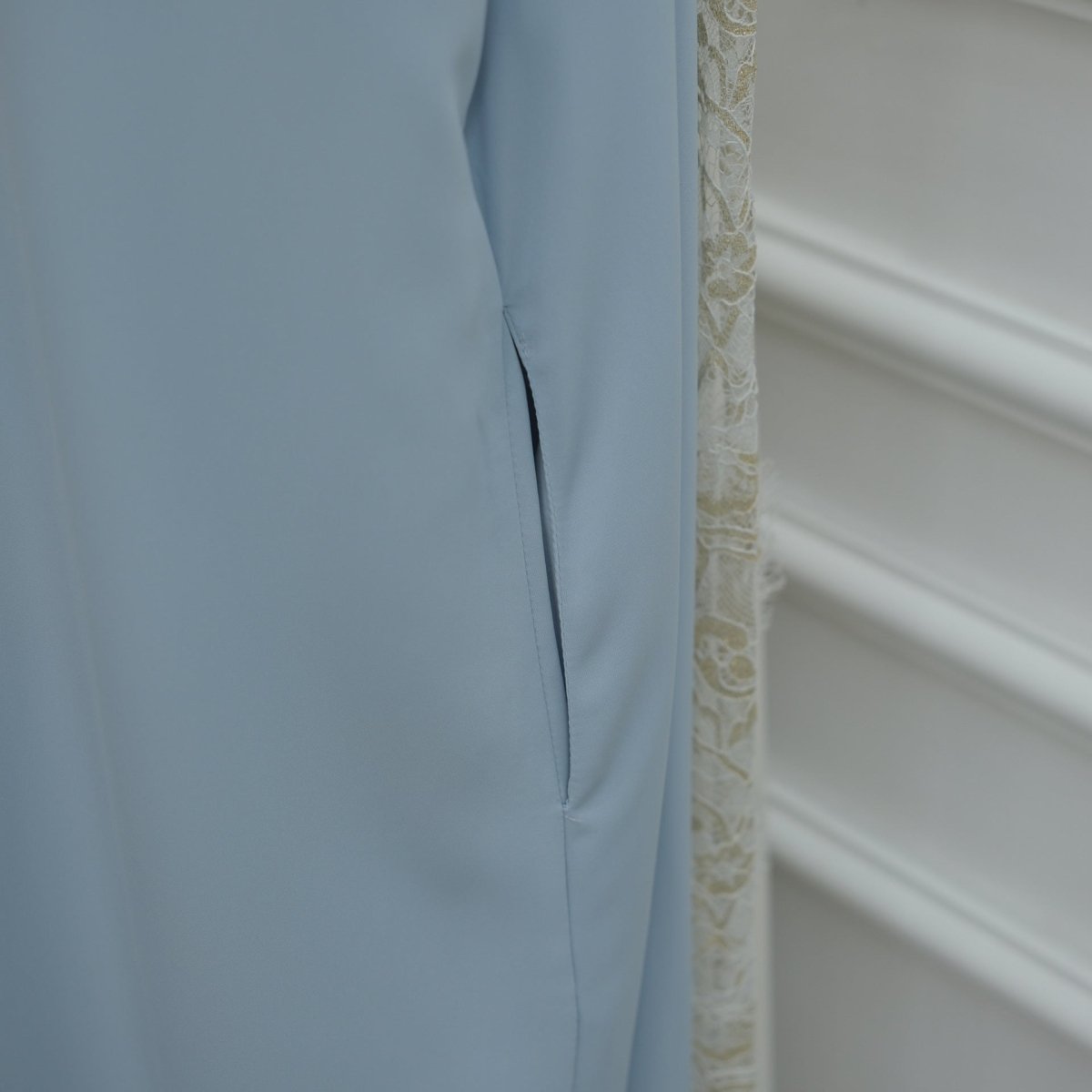 Abaya ouverte à manches évasées avec panneaux en dentelle et poches (MOA332)