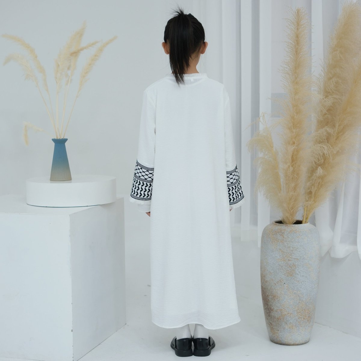 Abaya enfant Keffiyeh à pompons brodés (MKG014)