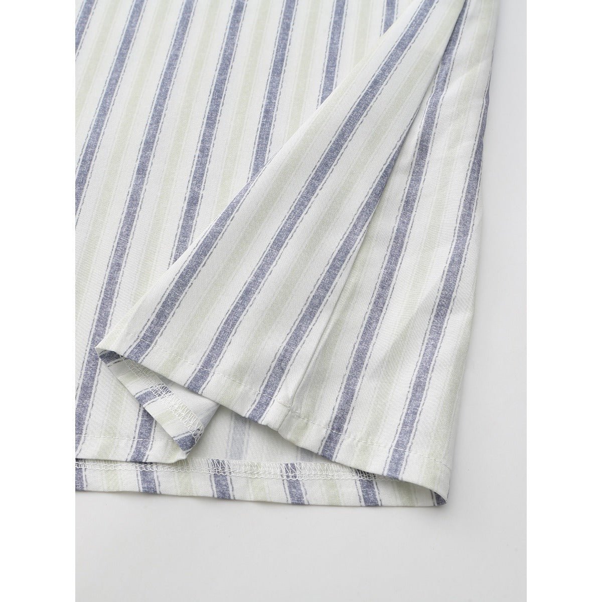 Thobe imprimé numérique 3D à rayures, respirant, coupe ample pour homme, manches courtes, robe musulmane avec col en V (MT033)
