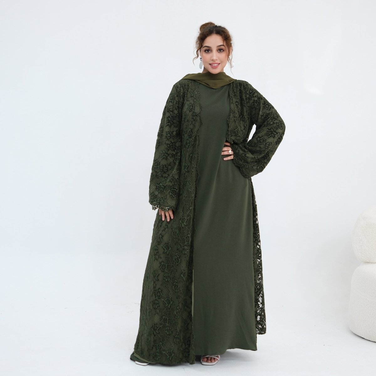 Abaya ouverte en dentelle florale avec doublure (MOA329)