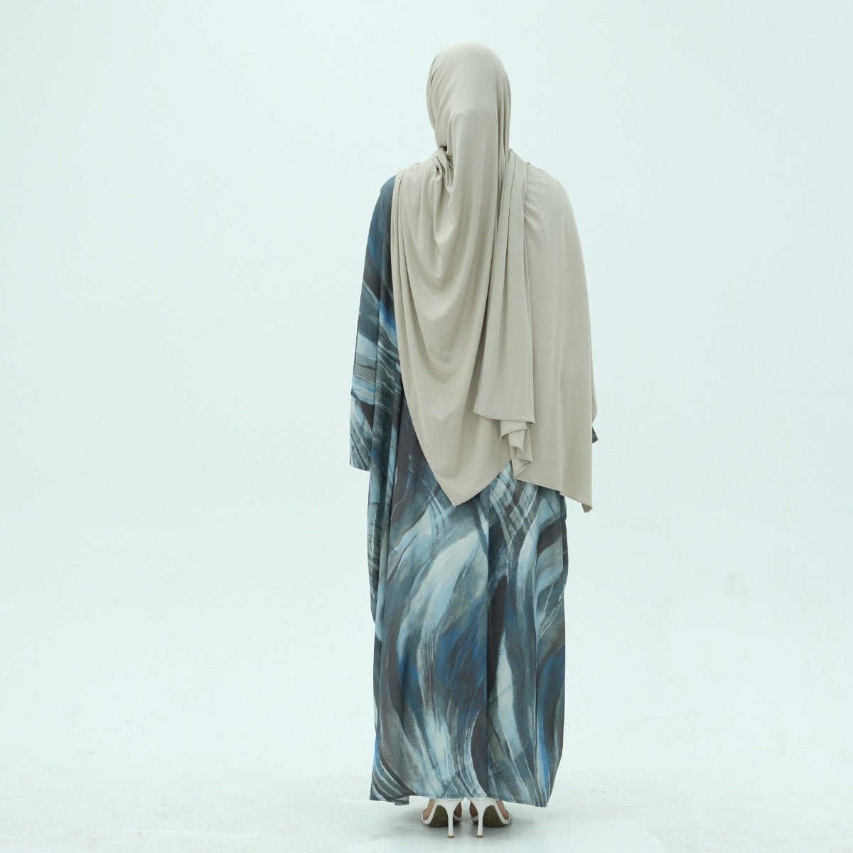 Cardigan Abaya Imprimé Aquarelle Luxueux et Modeste | Robe à Motif Abstrait Bleu-Gris avec Silhouette Fluide (MOA172)