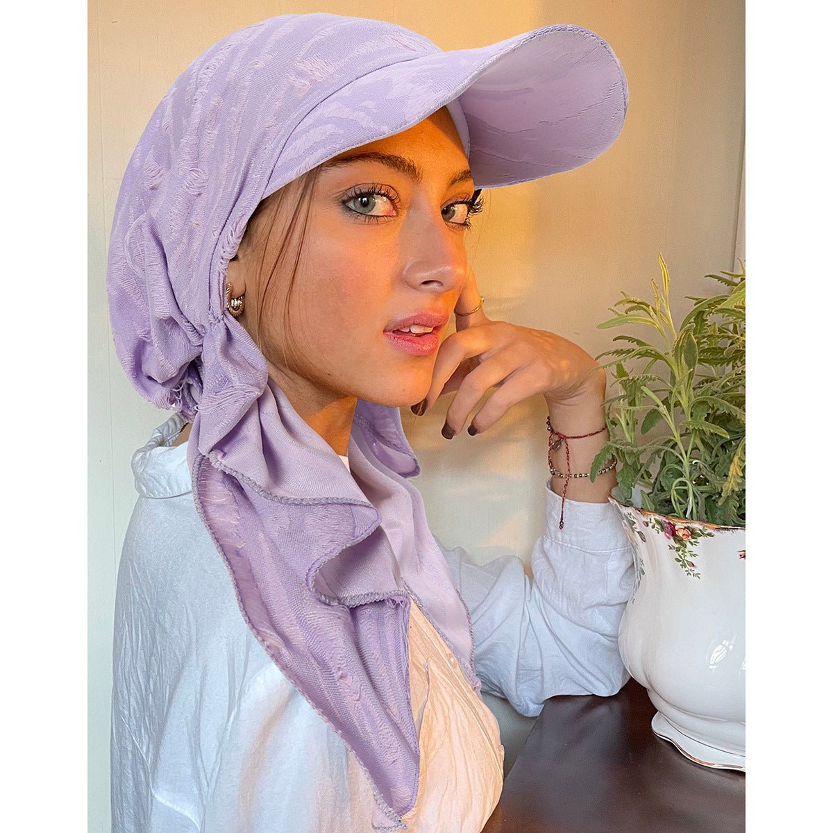 Casquette de baseball tendance multicolore pour femme – Bonnet bohème à bords effilochés avec détail plume (MH113)