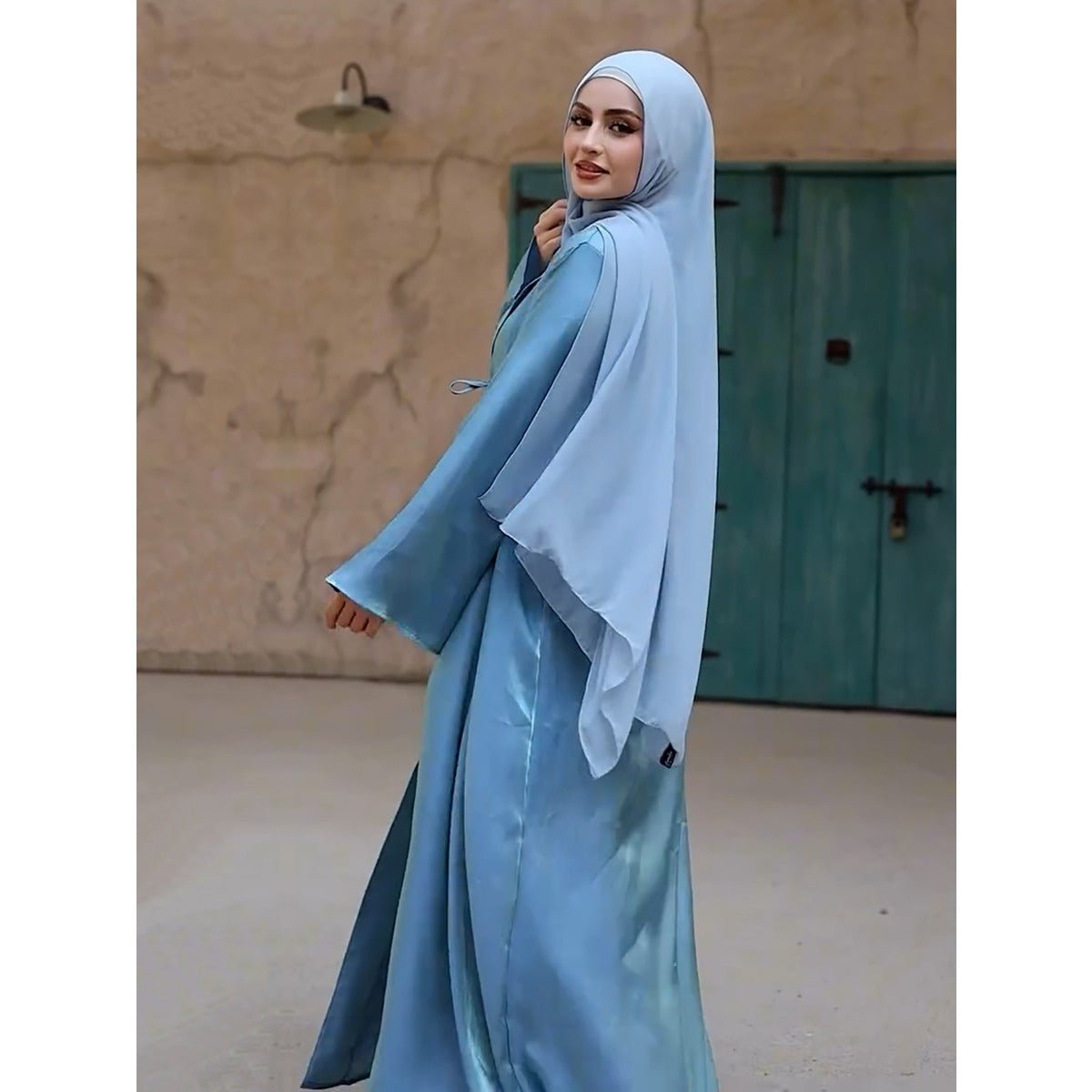 Abaya Cardigan Mirage du Désert | Abaya en Soie Bleu-Vert Dégradé avec Manches Cloche (MOA204)