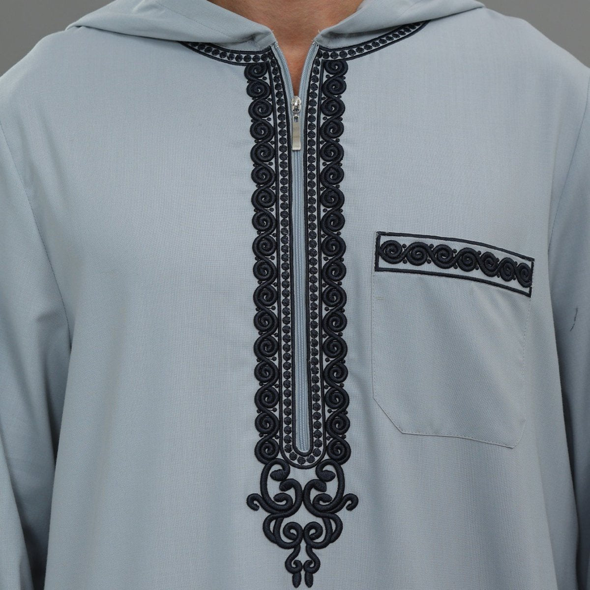 Thobe brodé à capuche pour homme avec poches (MT037)