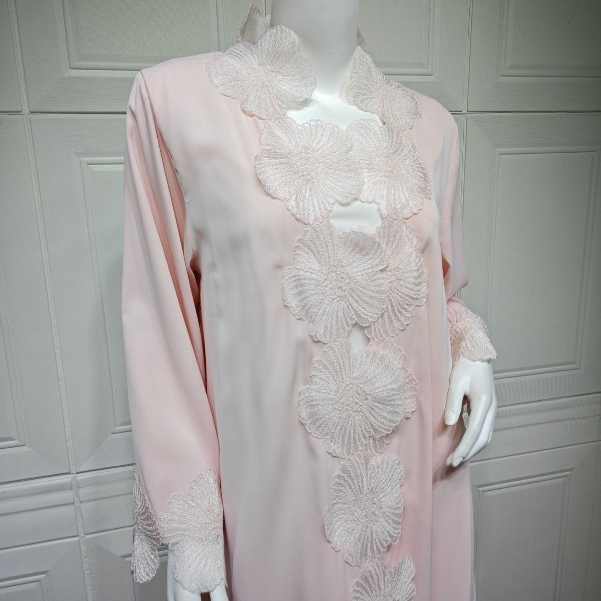 Abaya Ouverte à Applique Florale (MOA286)