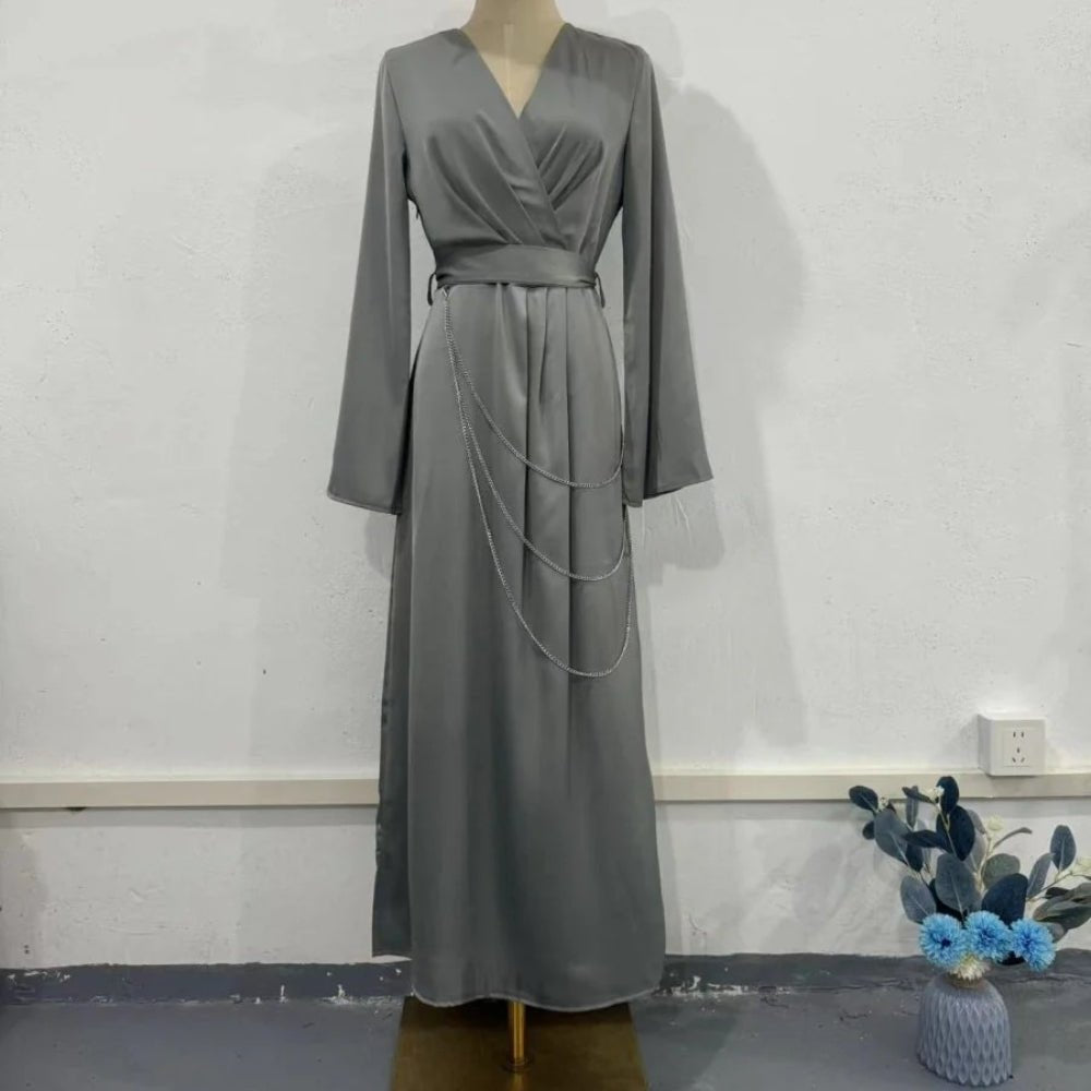Robe Abaya Maxi Élégante en Satin avec Chaînes de Taille, Col en V, Manches Longues, Couleur Unie (MA204)