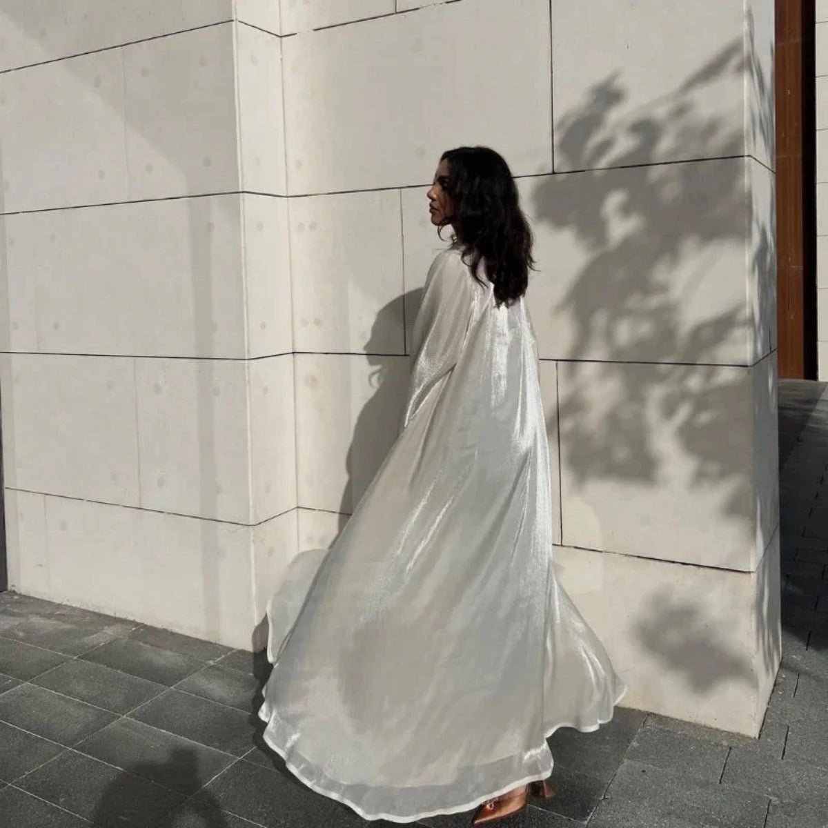 Abaya Ouverte en Satin Brillant | Abaya Brillante à Manches Volantes (MOA141)