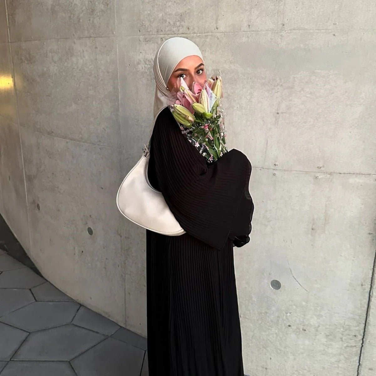 Robe Abaya élégante en mousseline plissée pour femmes musulmanes, coupe pull-over modeste, coloris uni, avec manches évasées (MA176)