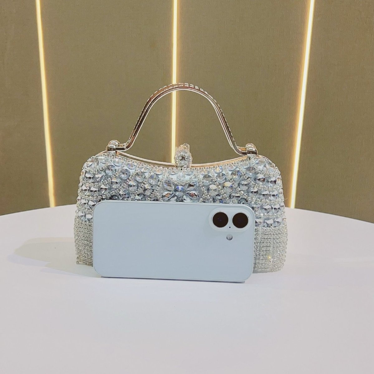Sac pochette orné de cristaux avec pompons – Sac de soirée polyvalent pour mariages et galas (MAC276)
