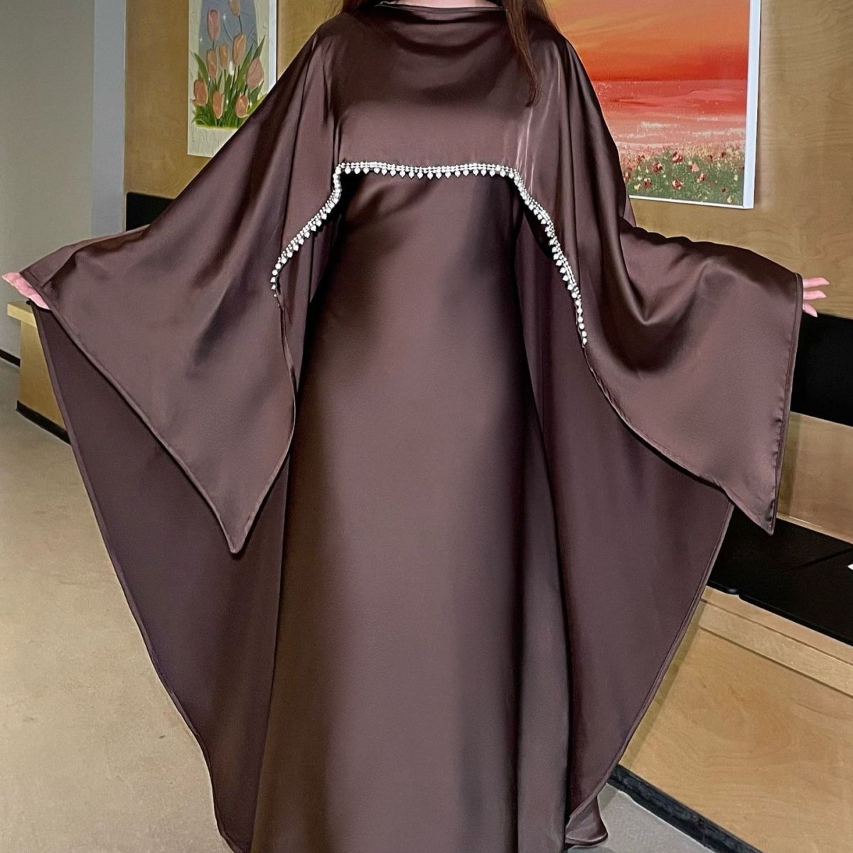 Abaya élégante en satin avec cape en strass | Robe de soirée modeste luxueuse (MA327)