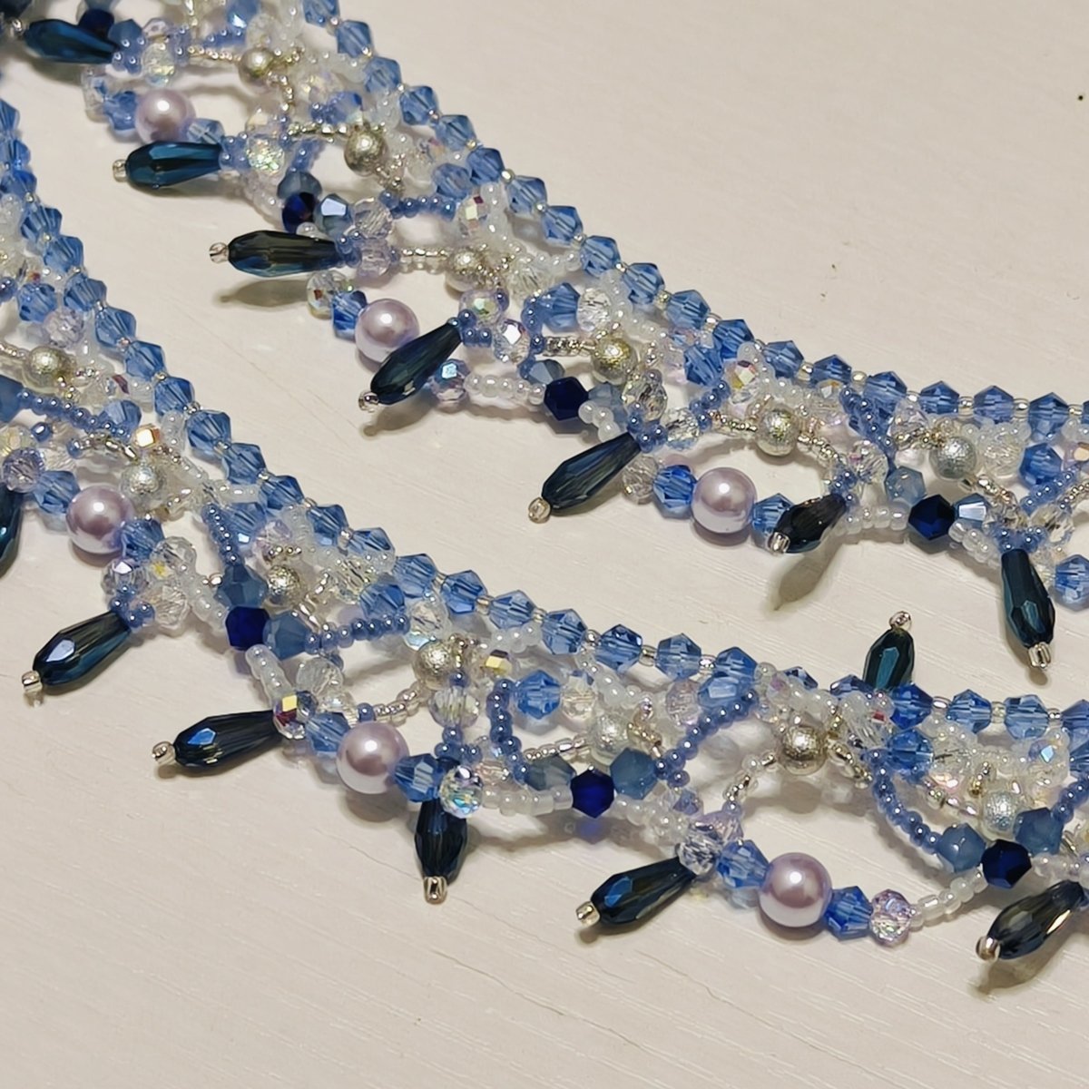 Collier de perles tissé à la main | Ras-de-cou en perles de verre et perles de coquillage | Collier en perles de rocaille au motif complexe (MAC343)