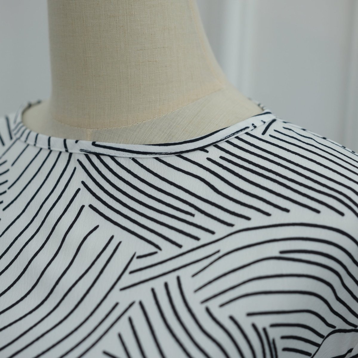 Robe Maxi Imprimée à Manches Cloche Froissées-Délavées (MS474)