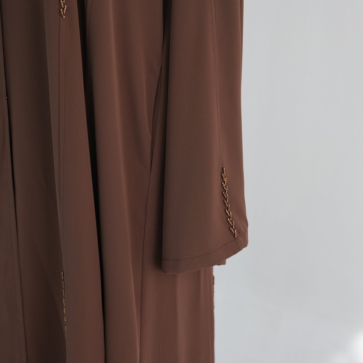 Abaya ouverte en lin perlée à la main (MOA320)