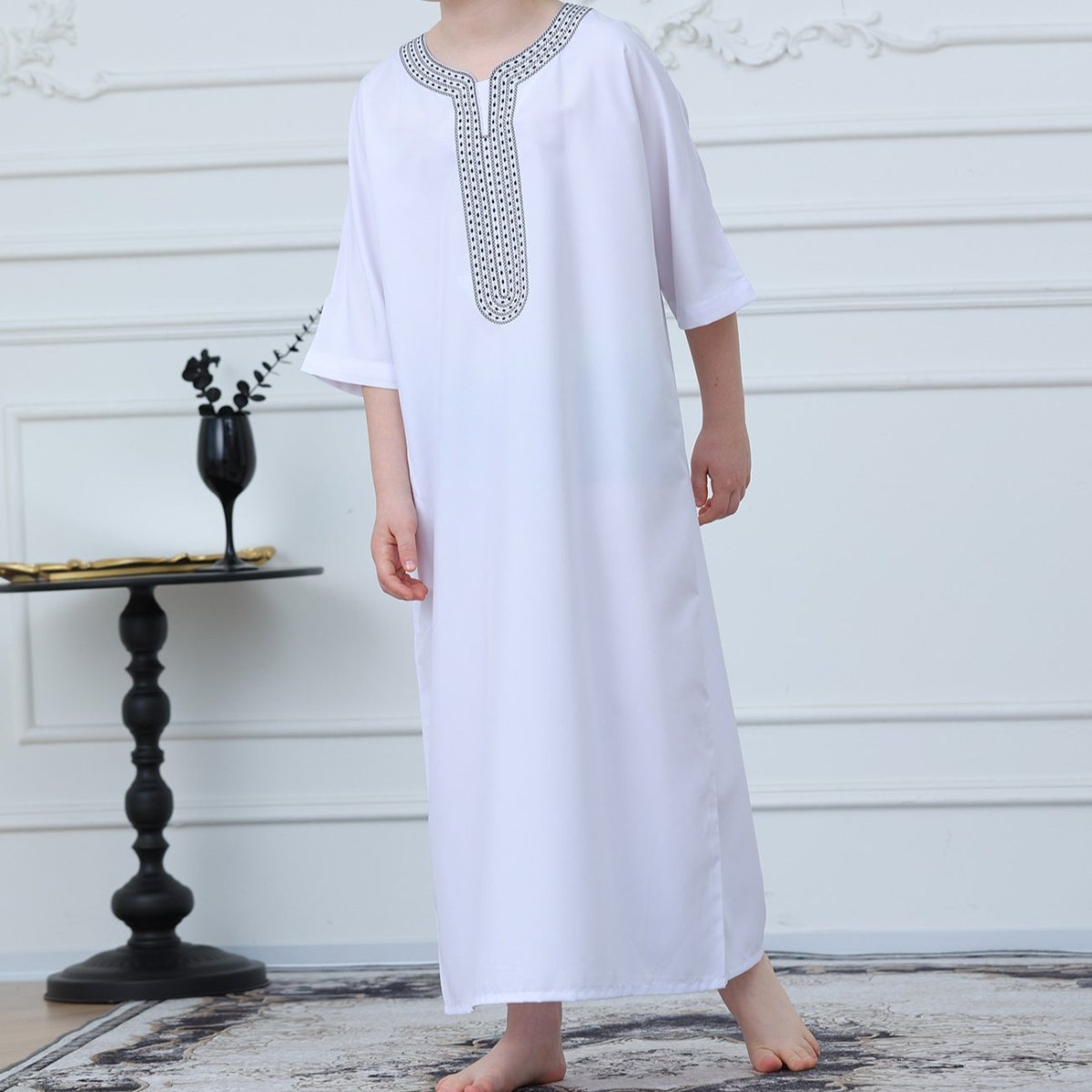 Thobe islamique noir avec bordure géométrique (MKB018)