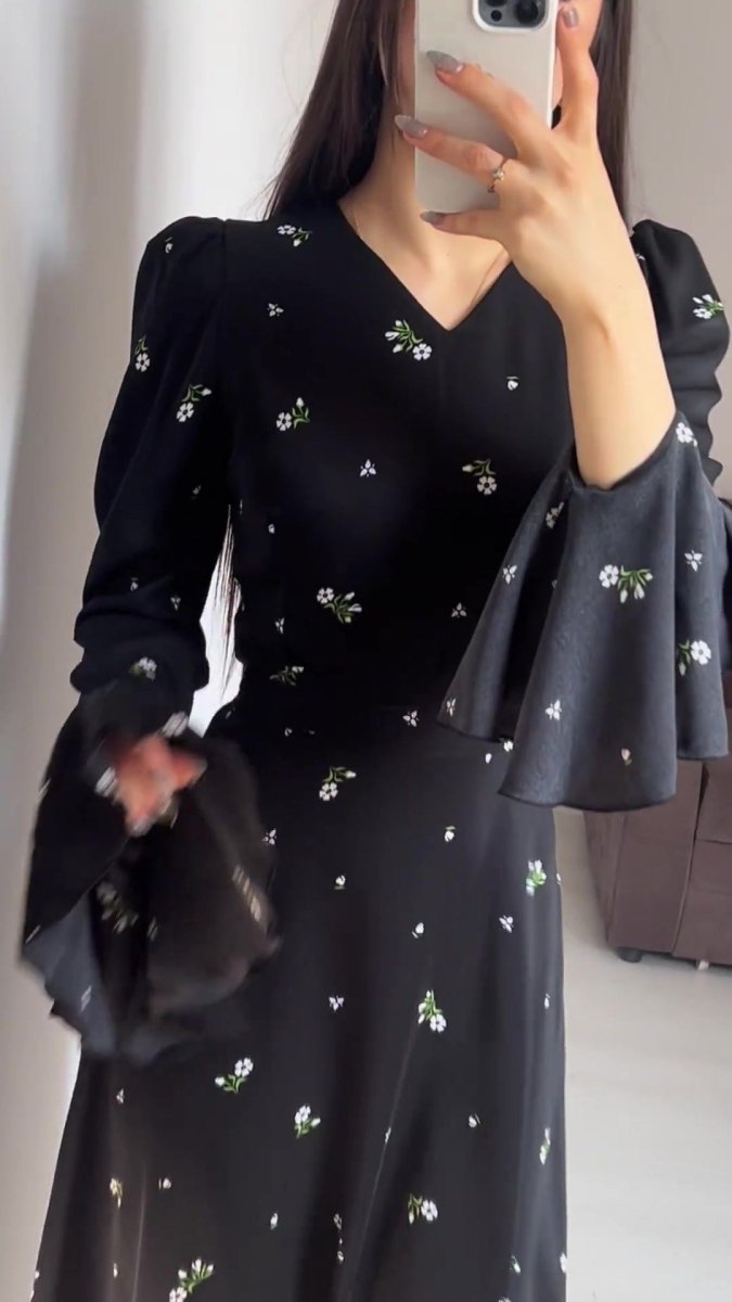 Robe Abaya Modeste Col en V Boho en Mousseline, Motif Floral Noir, Manches Cloche Fleur de Lotus Évasées (MA202)