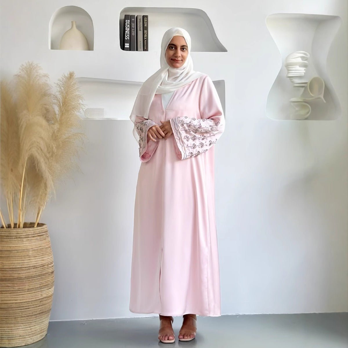 Collection Diamond Glow Abaya | Mode Modeste de Luxe – Robes Brodées Blanc & Rose Poudré avec Manches Florales (MOA205)