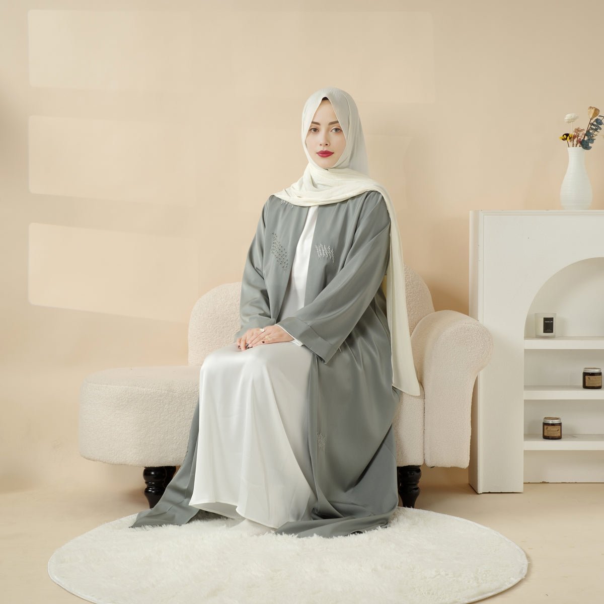 Abaya avec broderie 3D et perles géométriques. Abaya ouverte avec broderie 3D (MOA085)