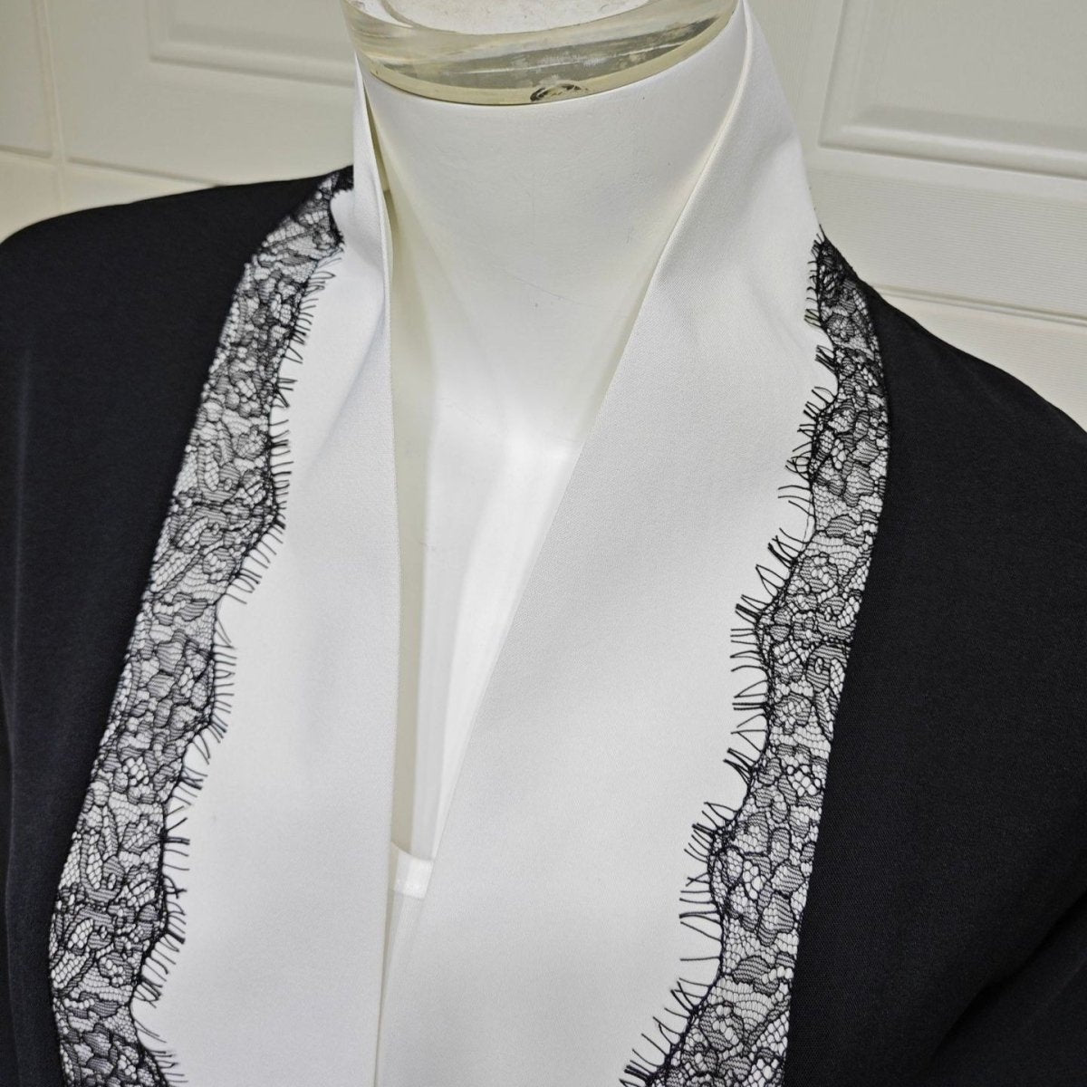 Abaya ouverte noire et blanche avec finition en dentelle (MOA311)