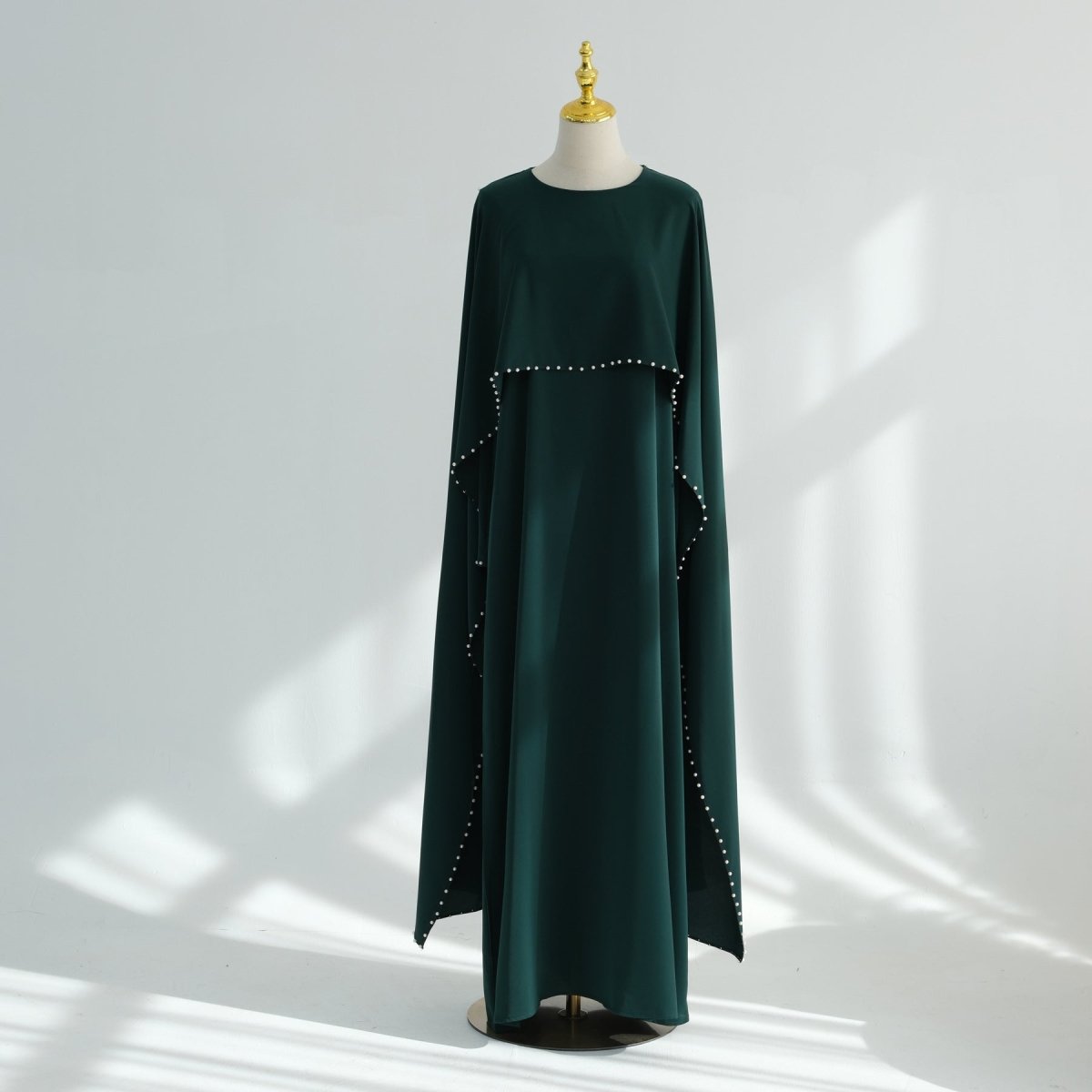 Robe Maxi Nida à Manches Cape et Perles Brodées à la Main (MS439)