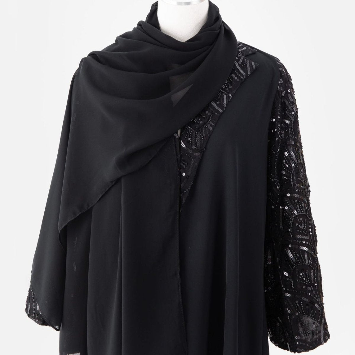 Abaya ouverte avec manches brodées de sequins et perles noires (MOA339)