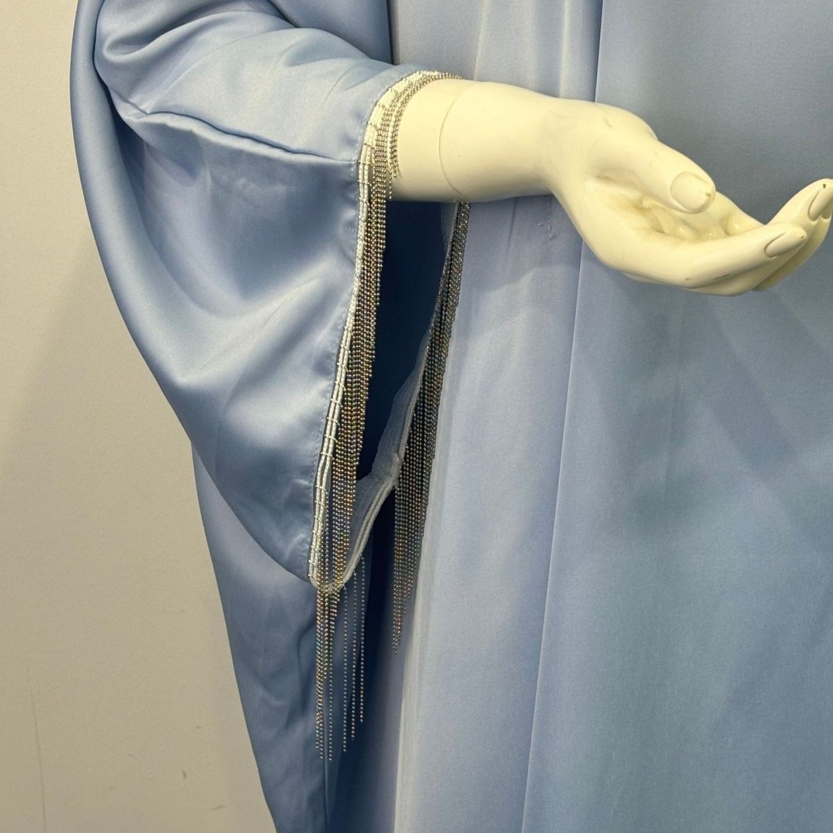 Kaftan en satin avec bustier en cristaux brodés à la main (MA420)